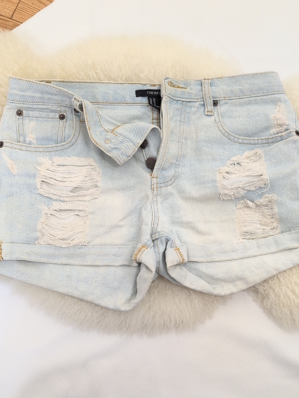 FOREVER 21 DISTRESSED DENIM SHORTS LIGHT WASH HIGH RISE BUTTON FLY RIPPED FESTIV